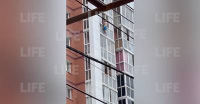 В Иркутске неадекват грозится сбросить с балкона трёхлетнего сына
