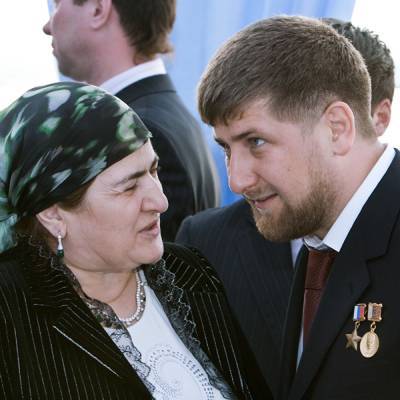 Путин наградил мать Рамзана Кадырова знаком отличия «За благодеяние»