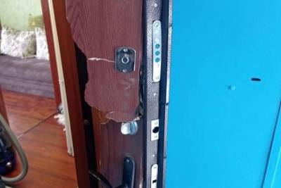 Полиция отказалась восстановить выбитую по ошибке дверь в квартире семьи на Алтае