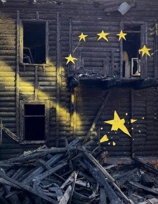 Стрит-арт со звездами появился на сгоревшем доме на Ильинской