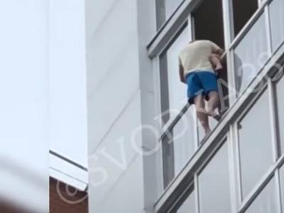 В Иркутске мужчина с ребенком на руках грозит спрыгнуть, требуя встречи с женой (видео)