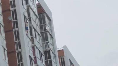 Житель Иркутска встал на карниз 13-го этажа дома с ребенком на руках