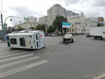 В Челябинске после ДТП опрокинулась машина скорой помощи, которая везла пациентов с COVID-19