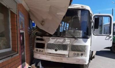 В Сыктывкаре автобус врезался в здание