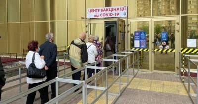 В киевском МВЦ пенсионеров начнут прививать вакциной Pfizer, остальных - только Sinovac