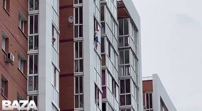 В Иркутске мужчина перелез через балкон высотки и угрожает скинуть ребенка