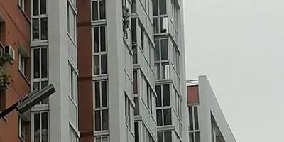 В Иркутске мужчина с ребенком на руках хочет выпрыгнуть с балкона многоэтажного дома