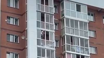 В Иркутске ревнивый мужчина перелез через балконные перила с ребенком на руках