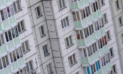 Житель Иркутска забрался на карниз балкона 13-го этажа с ребенком на руках