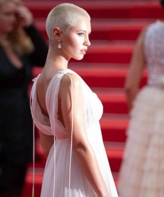 Дочь самого красивого папы: Айрис Лоу в белоснежном платье Dior