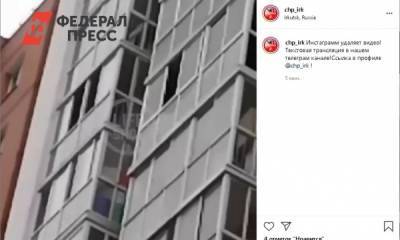 В Иркутске мужчина с ребенком угрожает выброситься с балкона