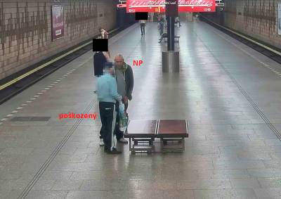 В пражском метро неизвестный ударил и ограбил пенсионера. Никто не помог