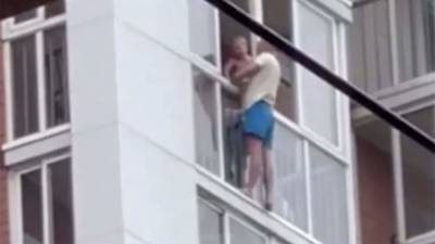 В Иркутске мужчина с ребенком на руках пригрозил спрыгнуть с 13-го этажа