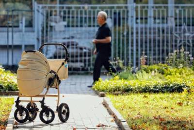 Пьяная москвичка пришла в гости и оставила коляску с ребенком на лестничной площадке