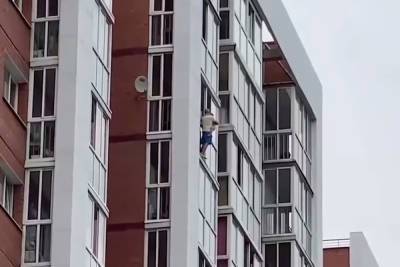 Неадекват из Иркутска вернул ребенка с карниза на балкон