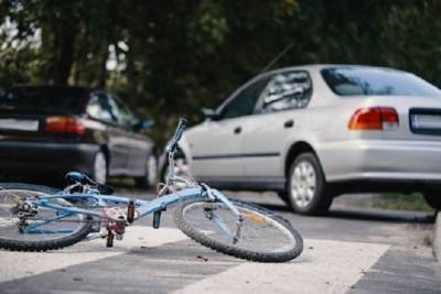 В Смоленске жестко столкнулись автомобилист и велосипедист