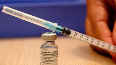 "Третья прививка не навредит, но поможет ли?": мнения врачей разделились