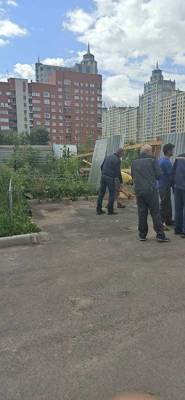 "Маяк" захватил забором часть двора около стройплощадки, где просел грунт и лопнул асфальт - nakanune.ru - Строительство