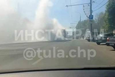 В центре Тулы днем 13 июля загорелся автобус