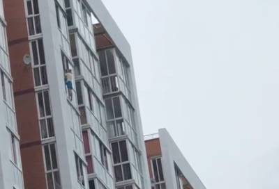 Видео: избивший жену житель Иркутска забрался на карниз 13-го этажа с ребенком на руках