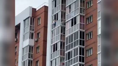 Вернувший ребенка в квартиру житель Иркутска снова вылез на балкон