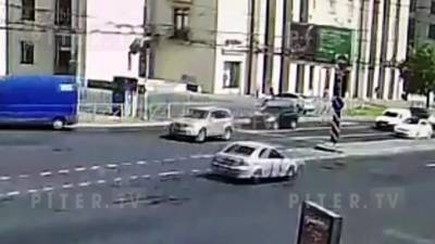 Иномарка снесла ограждение на перекрёстке Седова и Ивановской улиц