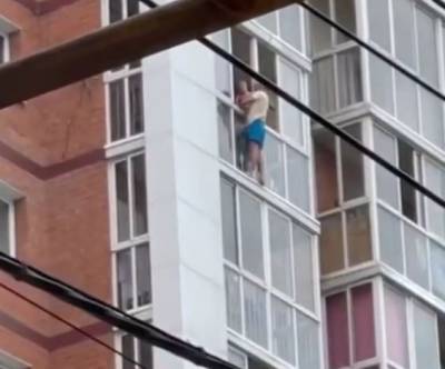 В Иркутске мужчина несколько часов угрожал выпрыгнуть с балкона с ребенком на руках