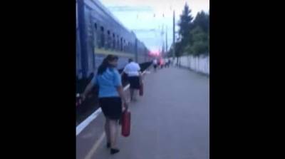 В Одесской области прямо на ходу загорелся поезд (ВИДЕО)