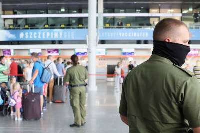 В Варшаве не пустили на самолет эстонского посла без маски - вызывали охрану