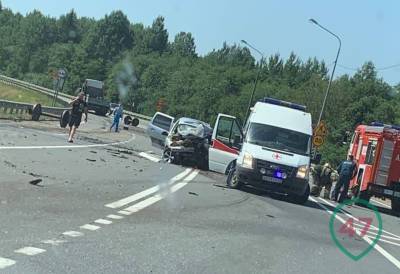 Под Бокситогорском в результате столкновения легковушки и грузовика погибли два человека — фото