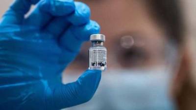В Киеве начали прививать вакциной Pfizer: кто получит ее первым