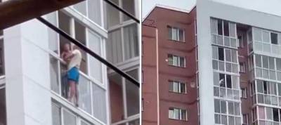 В Иркутске мужчина с ребенком на руках залез на парапет 13 этажа – кричит, что ему изменила жена