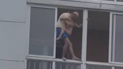 Ревнивец с ребенком простоял на балконных перилах более двух часов