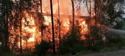 Дом дотла сгорел в поселке Карелии (ФОТО)