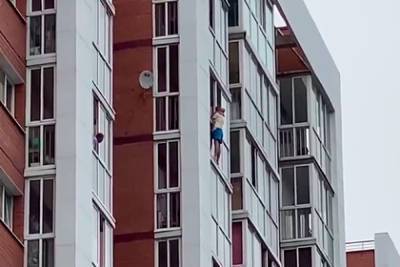 Угрожавшего выбросить ребенка с балкона россиянина задержали