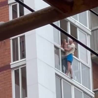 В Иркутске мужчина с ребенком на руках почти два часа угрожал спрыгнуть с 12 этажа