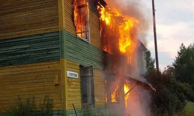 В Карелии деревянный дом сгорел дотла