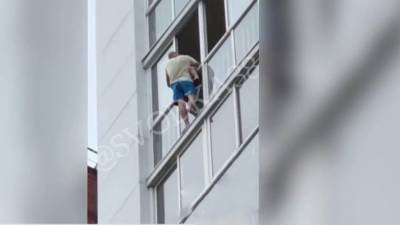 В Иркутске мужчина с ребенком на руках угрожал спрыгнуть с 13 этажа