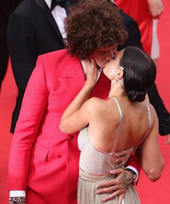 Очень жарко: 3 самых горячих поцелуя на красной дорожке Каннского кинофестиваля