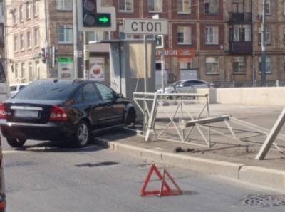 На Ивановской улице автомобиль протаранил ограждение