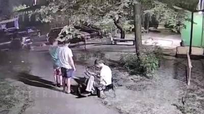 Видео: в Купчино двое пьяных мужчин открыли стрельбу по окнам жилого дома