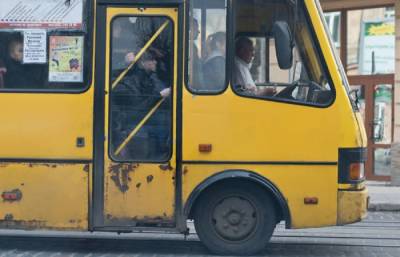 В забитом пассажирами автобусе отвалилась часть крыши, фото ЧП: "Никто не обращал внимания"