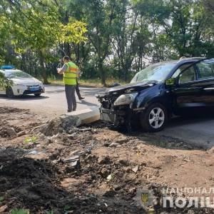 В Запорожской области автомобиль влетел в столб: сильно пострадала 9-летняя девочка. Фото