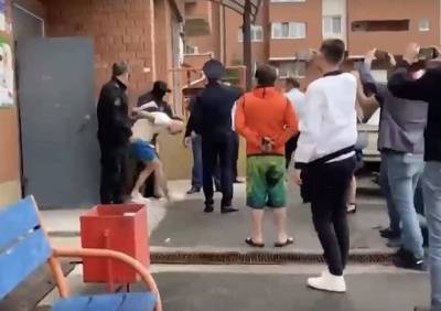 В Иркутске задержали мужчину, угрожавшего выпрыгнуть с балкона с ребенком