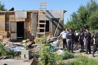Жители цыганского поселения в Плеханово разобрали 8 самостроев