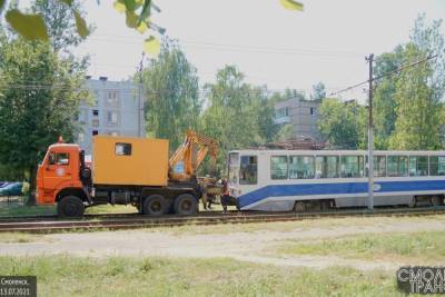 На улице Рыленкова в Смоленске трамвай покинул рельсы