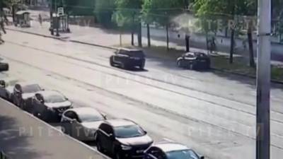 Видео: на Торжковской улице петербурженка на Mini Cooper сбила мотоциклиста