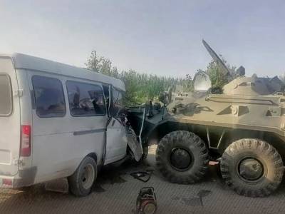 Две пенсионерки погибли при лобовом столкновении бронетранспортера и маршрутки на Ставрополье