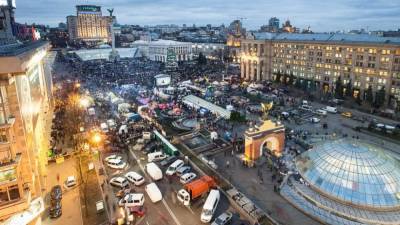 На Майдане украинские националисты набросились на молодежь из-за российского флага