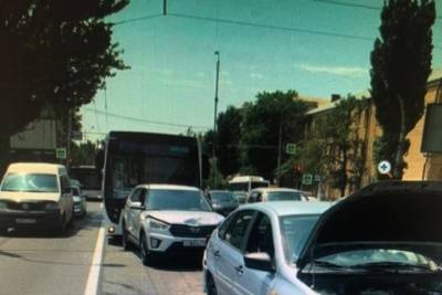В Ростове автобус с пассажирами спровоцировал массовое ДТП: пострадал мужчина